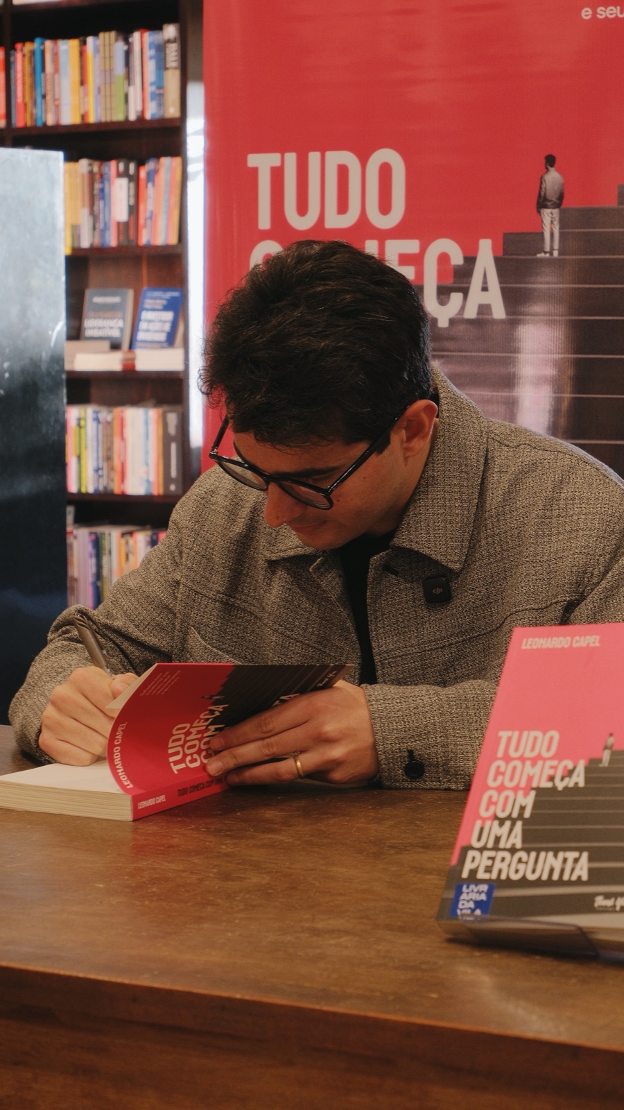 Leonardo Capel autografando um exemplar em sessão de lançamento