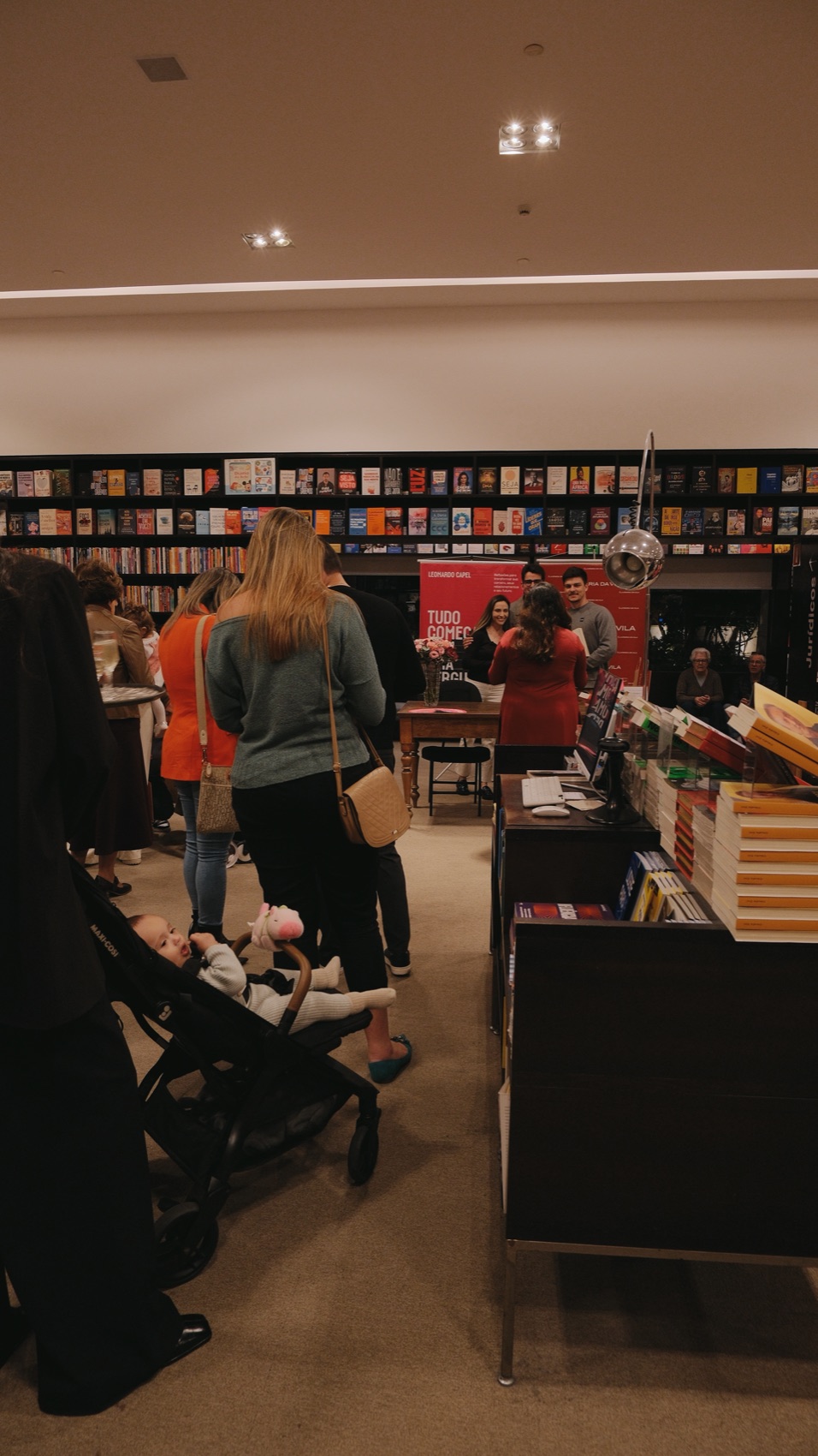 Fila de pessoas esperando para autografar o livro na Livraria da Vila